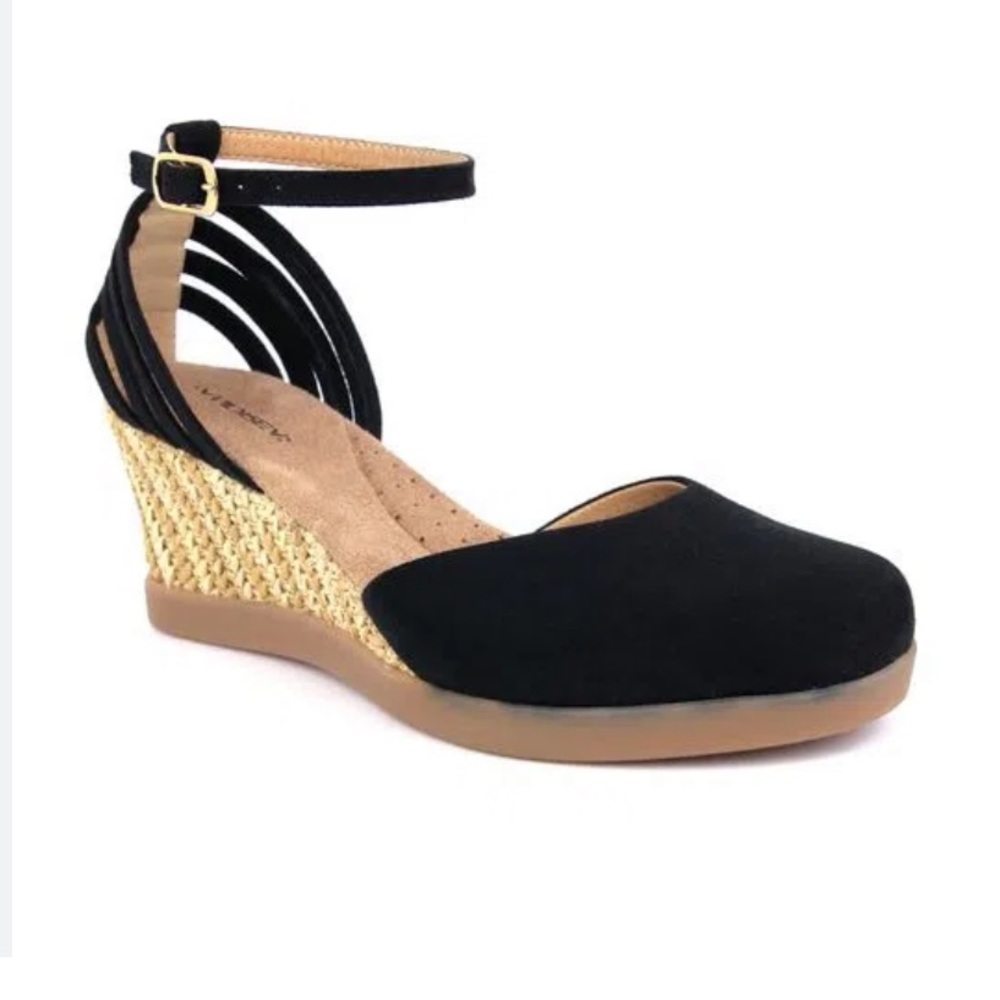 NWT✨ANDREA Size 7.5